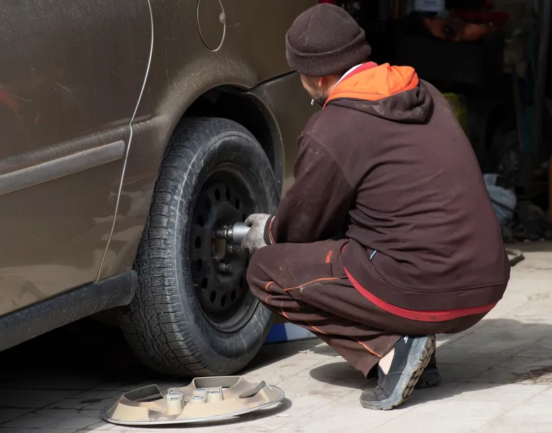 Lo que realmente pagas cuando cambias neumáticos en un taller: guía para no salir con los bolsillos vacíos
