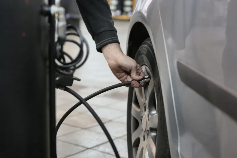 El frío roba aire a tus ruedas: todo sobre la presión de neumáticos en invierno