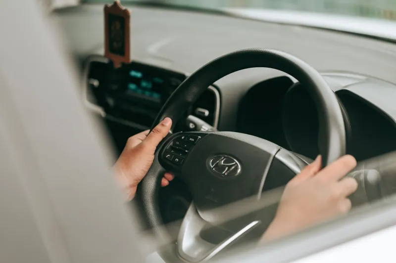 El volante tiembla y no sabes por qué: guía para encontrar el culpable sin gastar de más